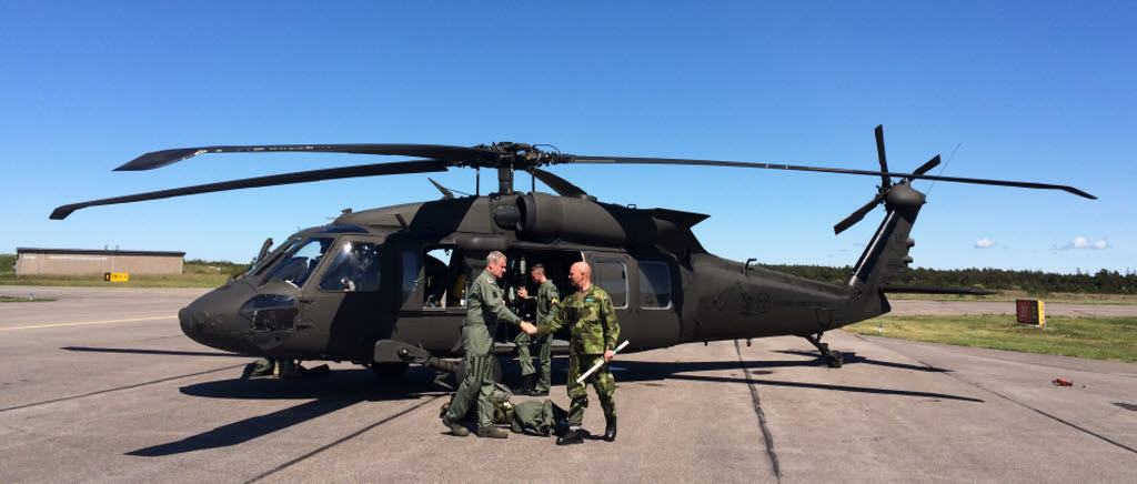 Förbandet tackar piloten efter genomförd transport till Gotland