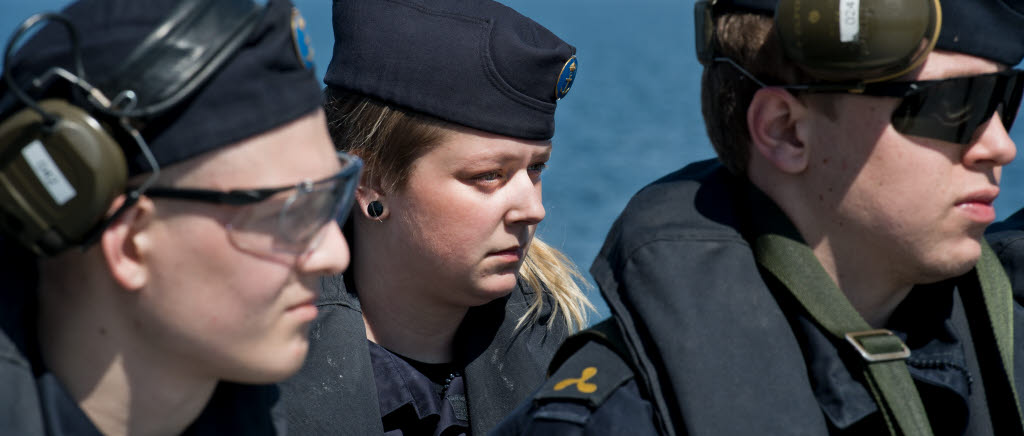 KARLSKRONA 20140516. Personal anställd på Fjärde sjöstridsflottiljen/HMS Helsingborg övertar fartyget av FMV och genomför sin första resa i Försvarsmaktens regi.
Hanna Kämpe och kollegan Filip Gustafson-Heimer på däck.
