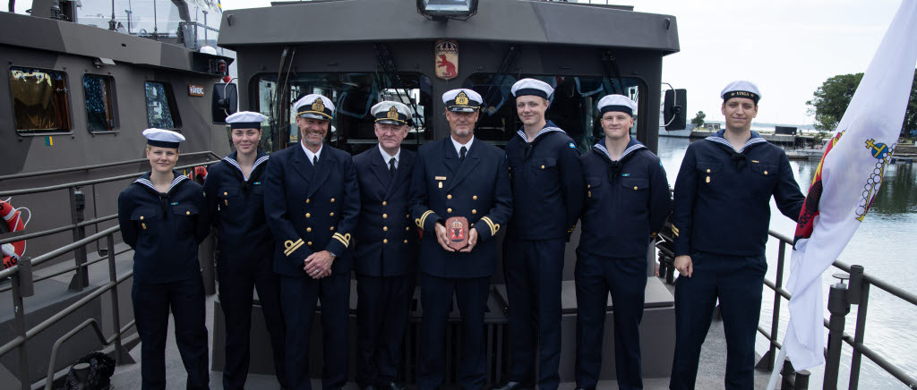 Delar av den första besättningen på HMS Dristig med bland annat fyra nyanställda sjömän.