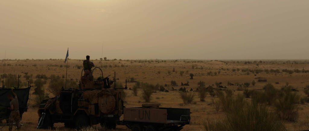 Solen sänker sig över ökenlandskapet. Dock tar det fortfarande tid innan temperaturen sänker sig nämnvärt, det är fortfarande 30 grader varmt. Grupperingsplats norr om Timbuktu. Mali.