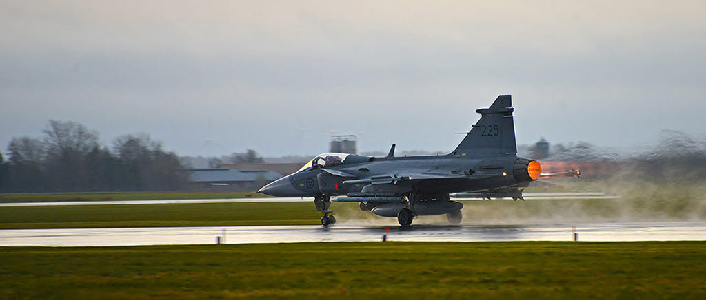 De beväpnade Gripenflygplanen startar för ett uppdrag.