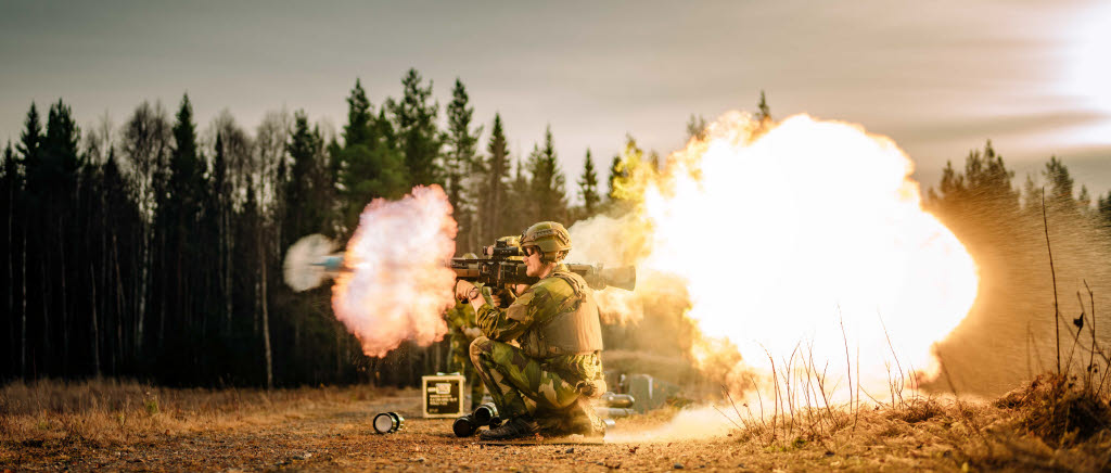 BREDDINFÖRS. För att breddinföra ett nytt vapensystem krävs utbildade instruktörer. Några av dessa utbildas vid SOU Markstrid i Boden. Kadetterna är bara några av alla nya instruktörer i Försvarsmakten som behövs för att få ut Granatgevär 18 på förband. 