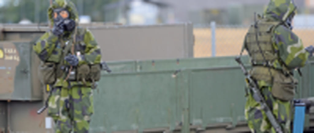 Förste sergeanten Angelica Andersson rapporterar in förekomsten av C-stridsmedel på klargöringsplatsen.