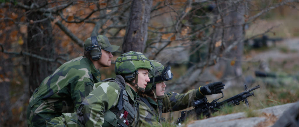 Skarpskjutning på schemat! Kadetter som nu går officersprogrammet på Markstridsskolan i Kvarn leder och planerar skarpa stridsskjutningar med soldater från Livgardets Livbataljon.