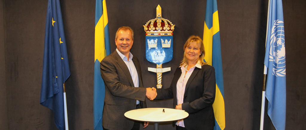 Per-Olof Stålesjö, personaldirektör vid Försvarsmakten och Anna Karin Samuelson, vice president HR, CGI Sverige AB bekräftar avsiktförklaringen med ett handslag. 