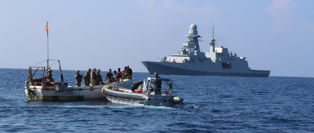 Italienska Fregatten ITSCarabiniere RHIB Conducting Friendly Approach on Fishing Vessel