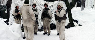 Ett gäng soldater ute i vintermiljö