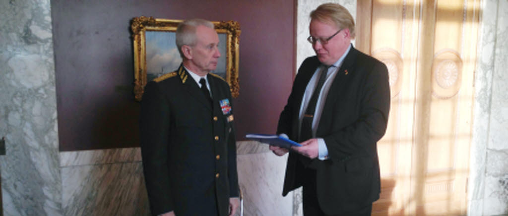 Försvarsmaktens svar på planeringsanvisningar lämnas över till försvarsminister Peter Hultqvist av ÖB Sverker Göranson.