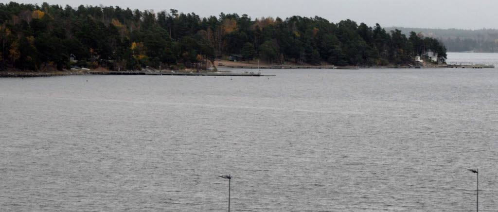 Ett hundratal meter utanför örlogshamnen på Berga finns gula koner där skyddsobjektet har sin början. 