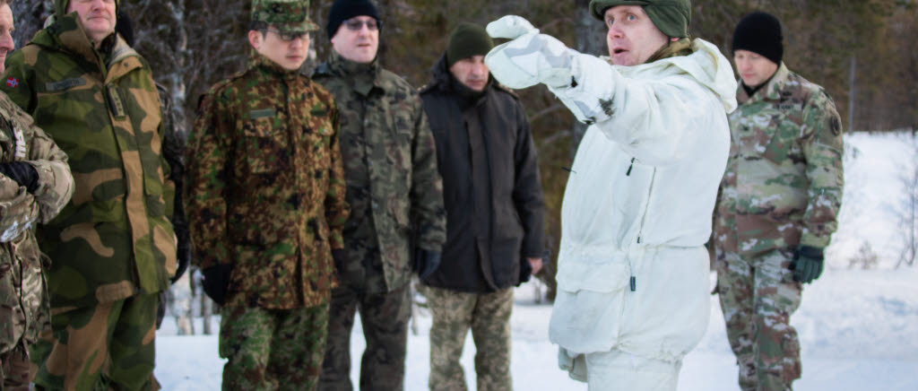 Fredrik Flink, kurschef vid Försvarsmaktens vinterenhet, visade de utländska försvarsattachéerna hur utbildningsmiljöerna ser ut. 