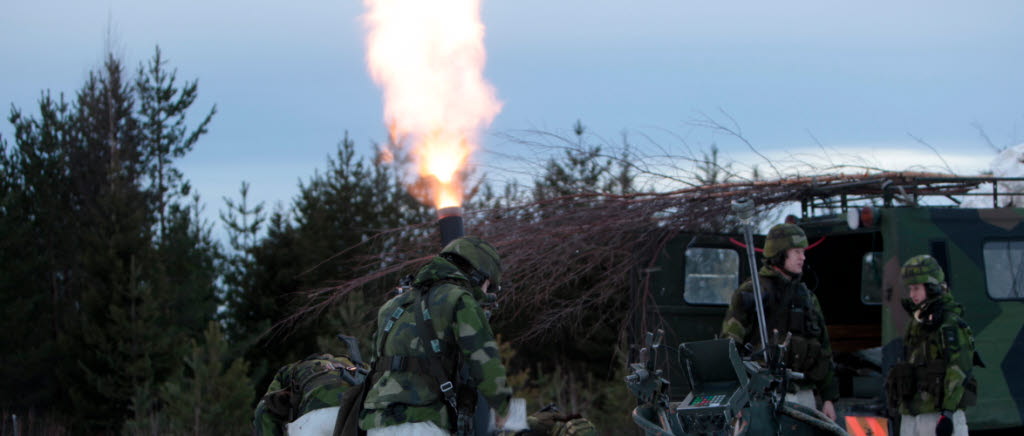 Ge fyr! Granatkastarplutonen levererar indirekt eld från Kallberget på Bodens södra skjutfält med sina granatkastare.