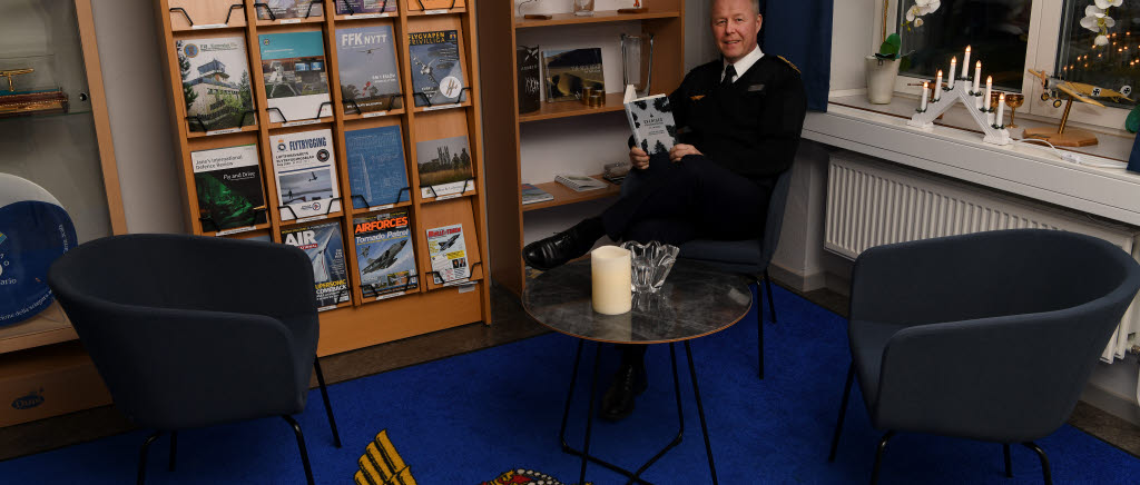 Flygvapenchef Carl-Johan Edström lämnar lästips.