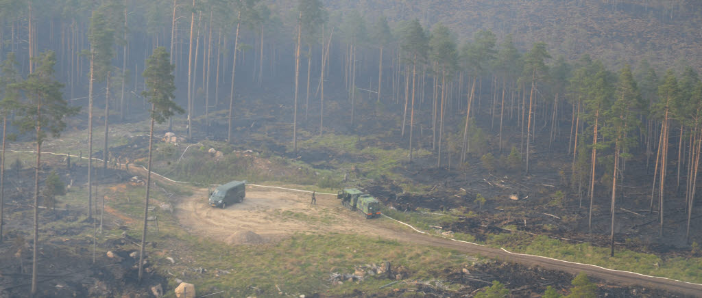 Försvarsmakten stödjer med släckningsarbete vid branden i Bredaryd.