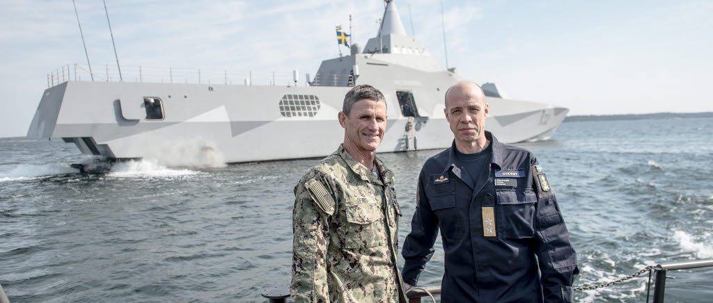 Marinchefen Jens Nykvist tar emot vice amiral Andrew Lewis från amerikanska andra flottan på VIP-besök ombord på HMS Helsingborg och HMS Vinga.

