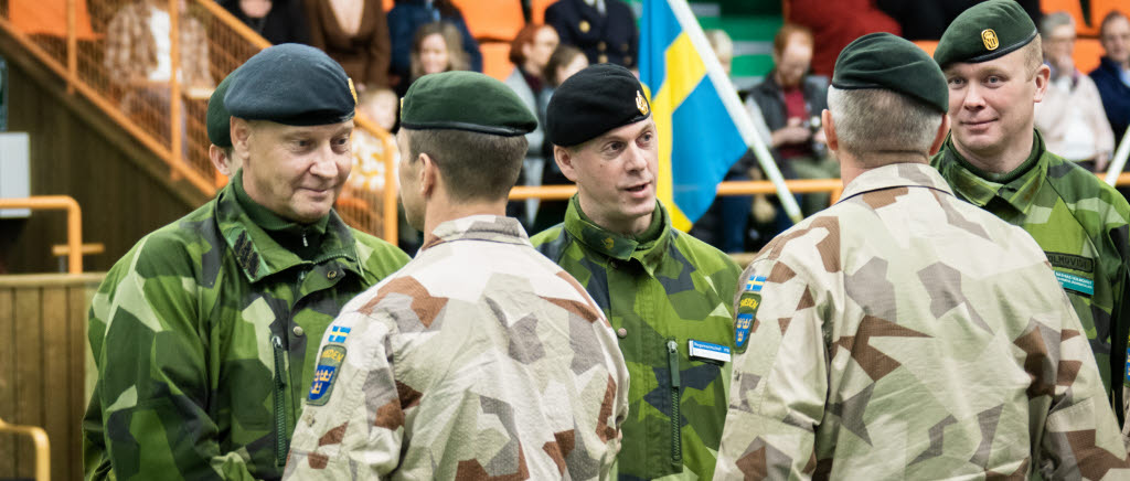 Medaljerade. Soldaterna ur Irak 02 medaljerades och tackades av arméchefen, generalmajor Karl Engelbrektson, till vänster. Med fanns även överste Jonny Lindfors, chef för Norrbottens regemente, och överstelöjtnant Mathias Holmqvist, chef för Arméns jägarbataljon.