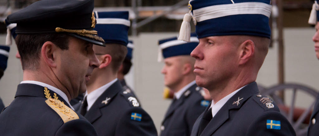 Soldater från Livbataljon vid utdelning av  förtjänstmedaljer på Stockholms slott. Sergeant Peter Målman var en av de som tilldelades överkommendantens förtjänstmedalj i silver. 