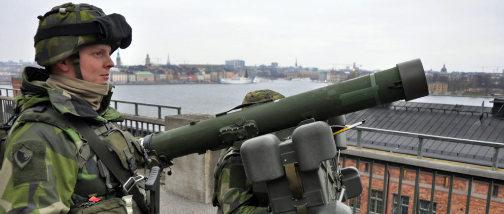 På Fjällgatan i centrala Stockholm har en robot 70-grupp varit strategisk placerad för att verka mot fientliga lufthot med mål att attackera regeringsbyggnader och andra viktiga funktioner i city.  