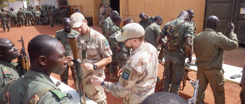 Utbildning av maliska soldater av EUTM Mali, februari 2016. Marcus Bellqvist och Kristoffer Nilsson visiterar vapen.