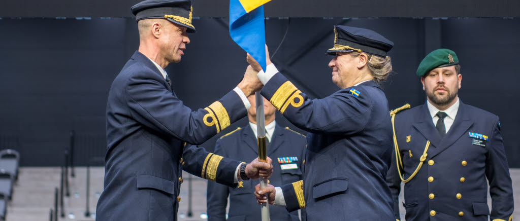 Avgående marinchef Jens Nykvist överlämnar marinchefens kommandotecken till nya marinchefen Ewa Skoog Haslum. 