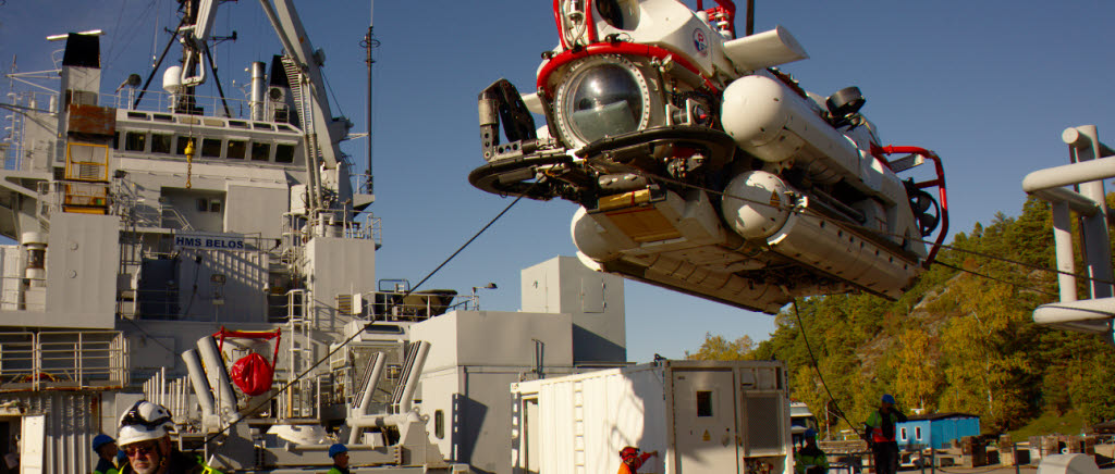 NSRS lyfts ombord på HMS Belos.