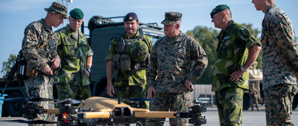 Ställföreträdande marinchef, Brigadgeneral Patrik Gardesten och Generalmajor Robert Sofge, chef för Marinkåren i Europa och Afrika fick en förevisning av systemet.