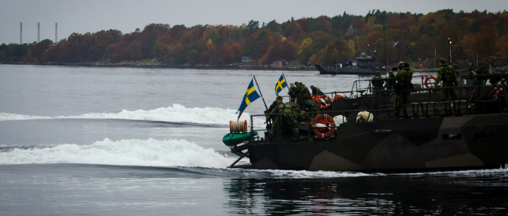 Hemvärnsbataljoner övar minering. Delar ur 36:e hemvärnsbataljonen och 37:e hemvärnsbataljonen övar tillsammans. Minorna är av typen F 23 ö och kallas på grund av sin form för "rockan".
Hemvärnsinsatskompaniets soldater släpper i minorna och hemvärnsbåtkompaniet kör båtarna.