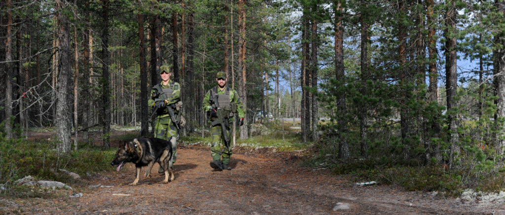 151004 F 21 övar tillgänglighet på krigsförband. Flygbassäk patrullerar i terrängen i anslutning till flottiljområdet. En rote Jas 39 Gripen startar och landar åter på flottiljen efter genomfört uppdrag från högre chef.