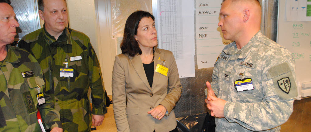 Försvarsminister Karin Enström besöker övningsplatsen i Enköping. Här i samspråk med en företrädare från U.S Army. 