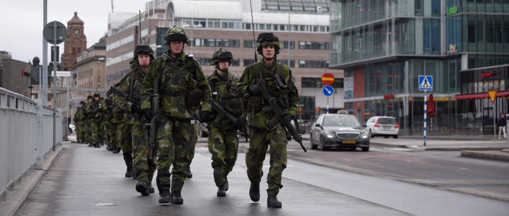 Under tisdagen och onsdagen 23-24 februari marscherade Livgardets livbataljon från kavallerikasern via Östermalm, City och Kungsholmen till Pampas Marina där man övade strid i byggnad med lös ammunition.