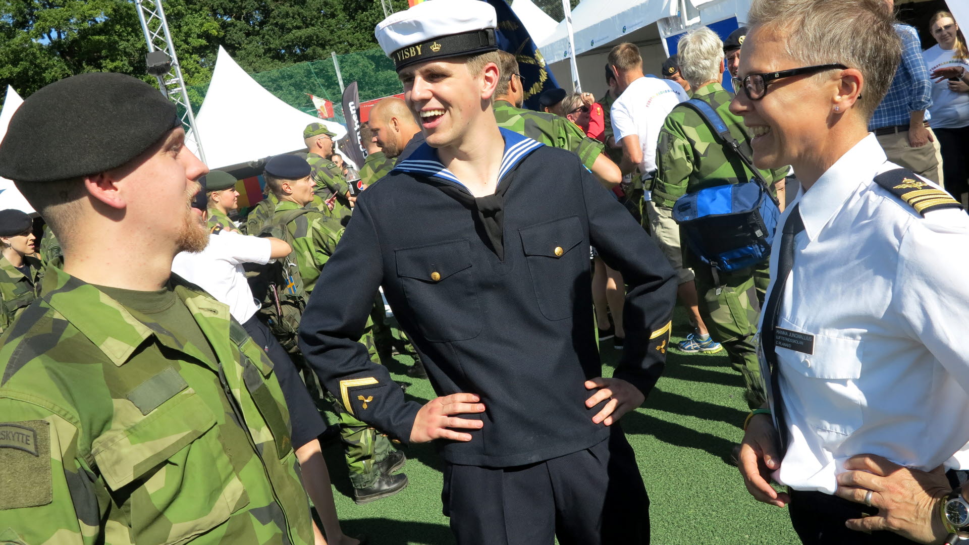 Solen Sken På Försvarsmaktens Deltagare I Pride Paraden Försvarsmakten