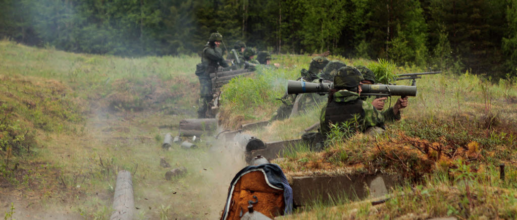 Deltidssoldater ur 1921:a pansarskyttekompaniet under stridsskjutning på Kusträsk skjutfält.