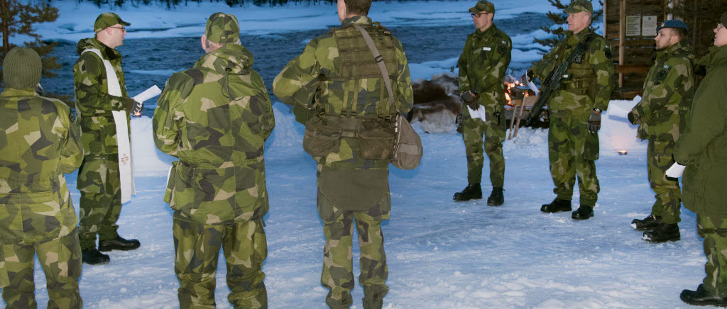 Fältpastorn David Rönnlund genomför ett korum för personalen vid flygbasen i Vidsel under FVÖ19.