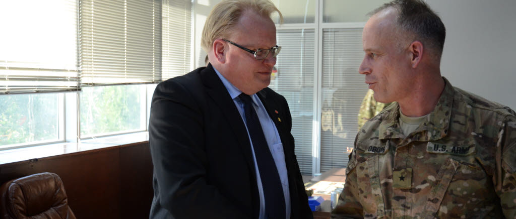 Försvarsminister Peter Hultqvist hälsar på den amerikanske chefen för Combined Joint Operation Center Erbil, den amerikanske brigadgeneralen Mark Odom.