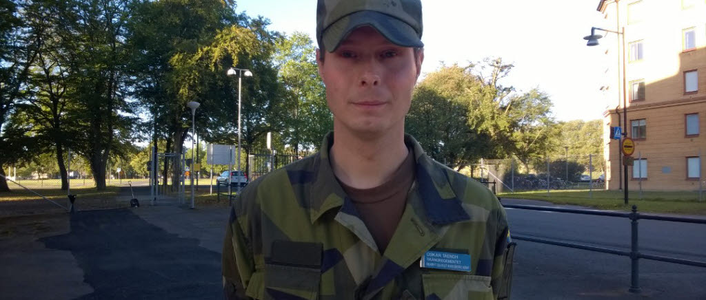 Soldat står på kaserngården