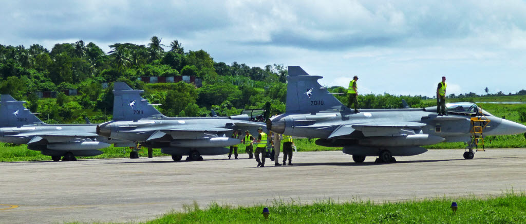 I början av september 2013 flögs de sista tre, av totalt tolv, Gripen från Linköping till Thailand. En C-130 Hercules följde redan med bland annat tekniker, sjukvårdspersonal och personal ur flygterminalpluton.