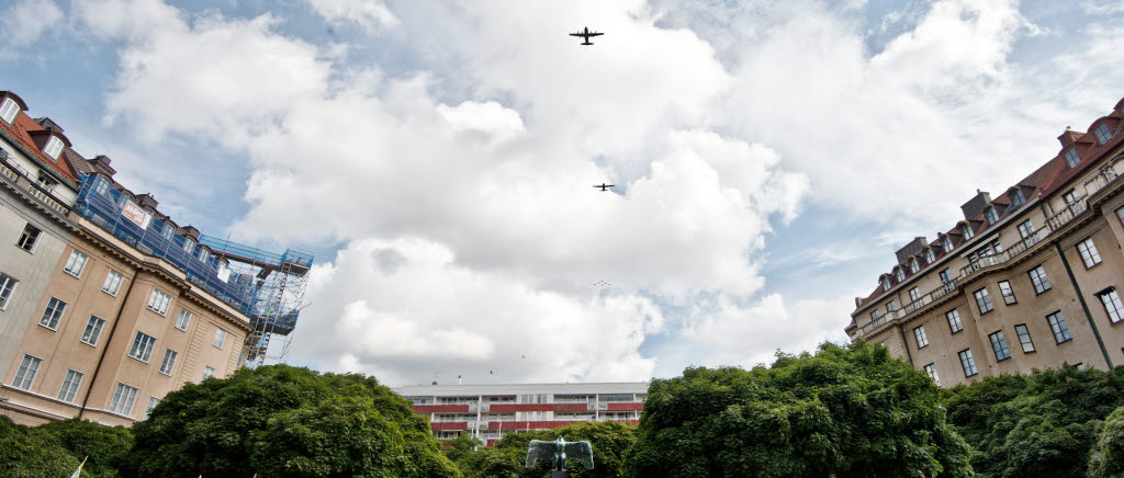 Flygvapnet fyller 90 år. Flygvapenchefen Generalmajor Mats Helgesson talade vid en jubileumsceremoni vid Karlaplan och vid en minnesceremoni för stupad flygpersonal. Även fältprost Sten Elmberg talade vid minnesceremonin.