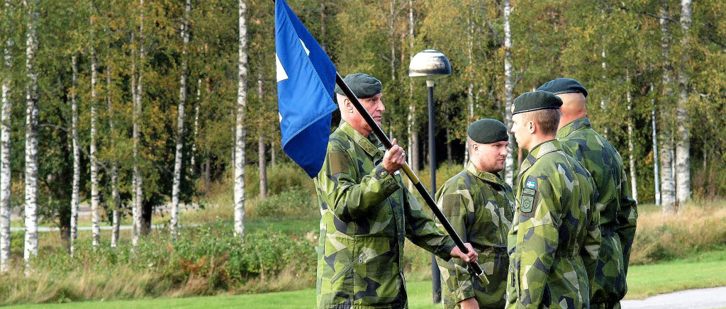 Besöksdag och standaröverlämning vid Arboga skvadron i oktober 2016. Överstelöjtnant Michael Jiveborn överlämnar Arboga skvadrons nya standar. 