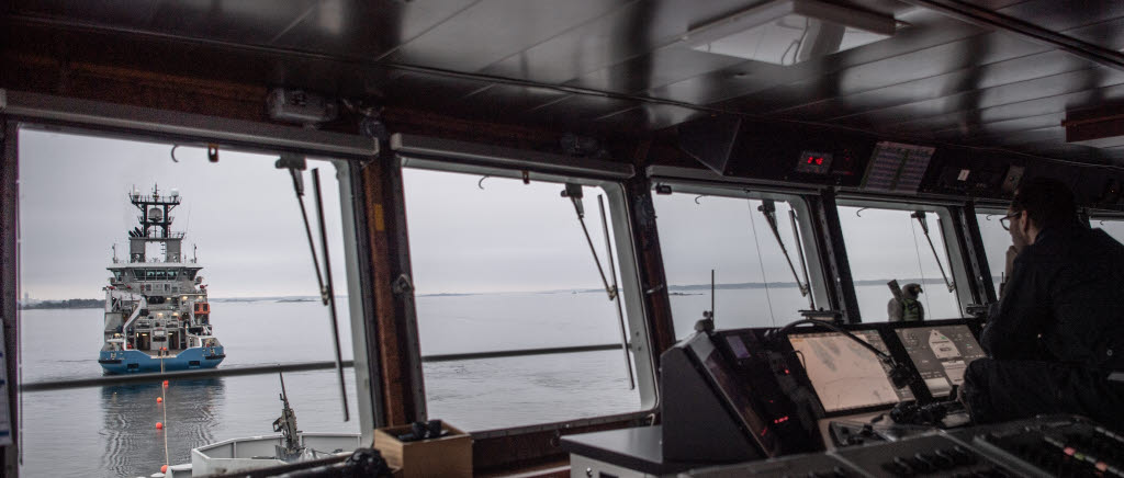 Kustbevakningen bogserar HMS Trossö vid ett övningsmoment under Swenex 19.