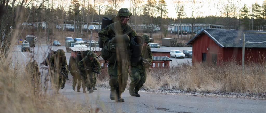 Rekryter från Livgardet genomför "Aldrig ge upp" som är sista momentet i GMU. Soldater springer med stridsutrustning uppför backe. 