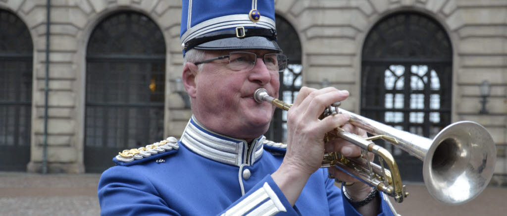 Olle Hermansen, inre borggården, trumpet, Svea Livgarde uniform, glasögon