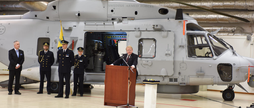 Försvarsminister Peter Hultkvist var en av talarna när HKP14F lämnades över. I bakgrunden syns tillförordnade Generaldirektören för FMV, Dan Ohlsson samt flygvapenchef generalmajor Mats Helgesson flankerad av två adjutanter.