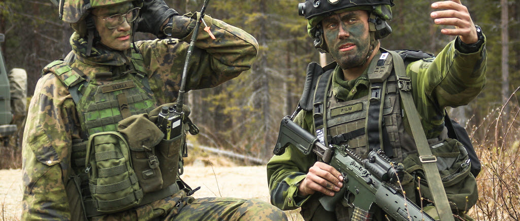 Samverkan på alla nivåer från högre chef ner på plutonsnivå, här samverkar chefen för den svenska pansarskytteplutonen med en av soldaterna i den finska ingenjörplutonen. 
