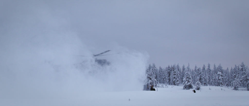 En soldat ut sjukvårdsgruppen tar ner en helikopter 10 som ska hämta "skadade" soldater under övningen Joint Fire.