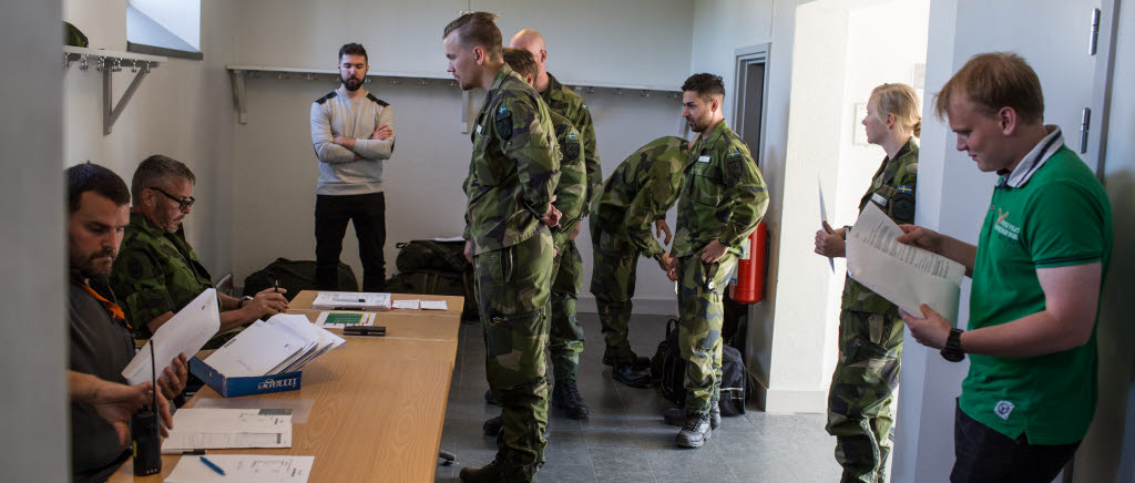 Förväntansfulla elever skriver in sig på förberedande officerskurs på Militärhögskolan Karlberg.