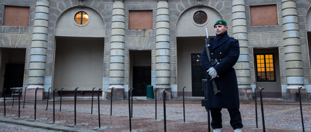 Invigning av den renoverade högvaktsflygeln på Stockholms slott. Soldat står på vakt framför högvaktsflygen. 