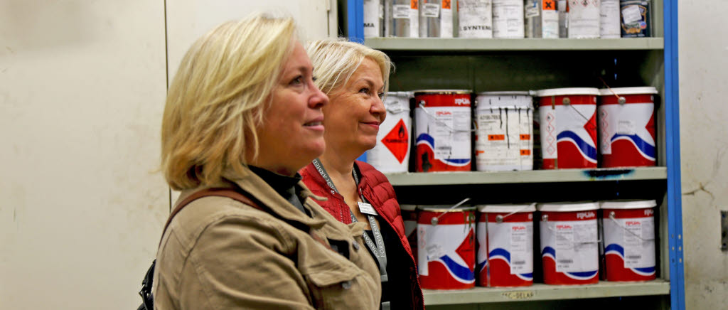 Livgardet miljöhandläggare, Anna Bäckman och Rose-Marie Karlsson, på en inspektion på regementet av hur olika kemikalier hanteras. 