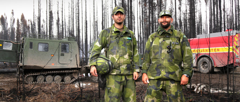 Försvarsmakten/hemvärnet arbetar med eftersläckning av den stora skogsbranden i Sala-traken, Västmanland.