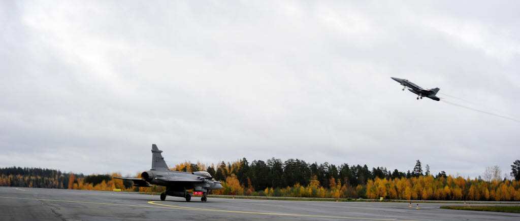 171009--13 Ruska 17. Finska flygvapnets nationella övning. Svenskt deltagande i finska luftförsvaret (nationellt försvar) 212.stridsflygdivisionen. Baserade på Rissala AB Kuopio Finland. F-18 Hornet startar, Jas 39 Gripen taxar.