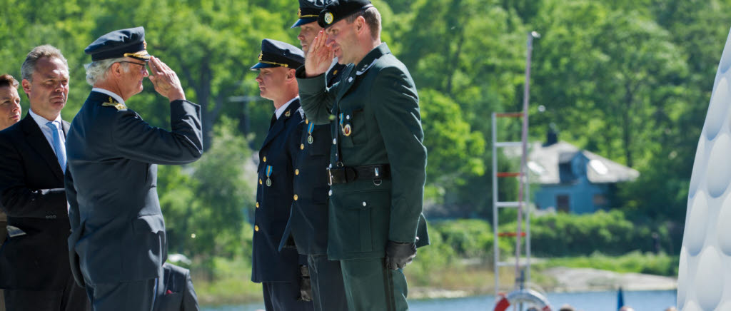 20140529 STOCKHOLM 
Sveriges veteraner!
Plats: Vid Sveriges nationella veteranmonument framför sjöhistoriska museet i Stockholm.

09.00-18.00 Utställning där Försvarsmakten och andra deltagande myndigheter och organisationer visar upp bland annat stridsbåt 90, Helikopter 16 Black Hawk, stridsfordon 90, ‚Äúvita bussar‚Äù och polishelikopter. (Paus under ceremonin)

14.30-16.00 Veterandagsceremoni med medverkan av bland annat Kung Carl XVI Gustaf, ÖB Sverker Göranson, vice statsminister Jan Björklund och försvarsminister Karin Enström.




