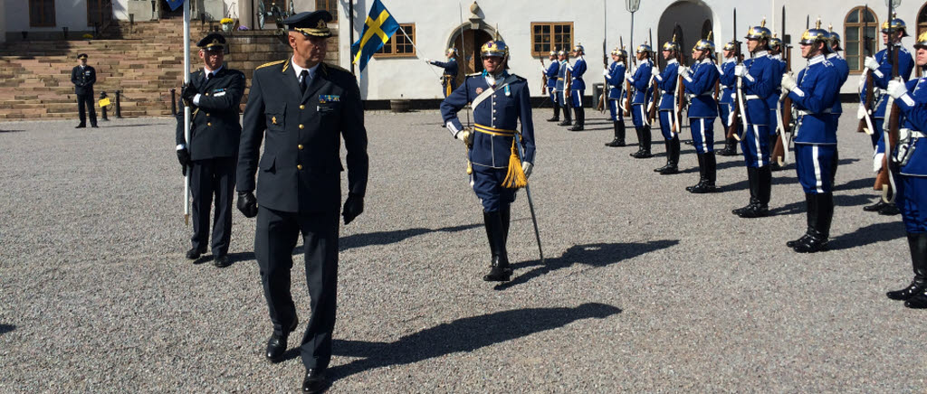 Den pågående arméchefen general Karl Engelbrektsson inspekterar fanvakten under en överlämningsceremoni på Karlbergs slott. 30 maj 2016.  